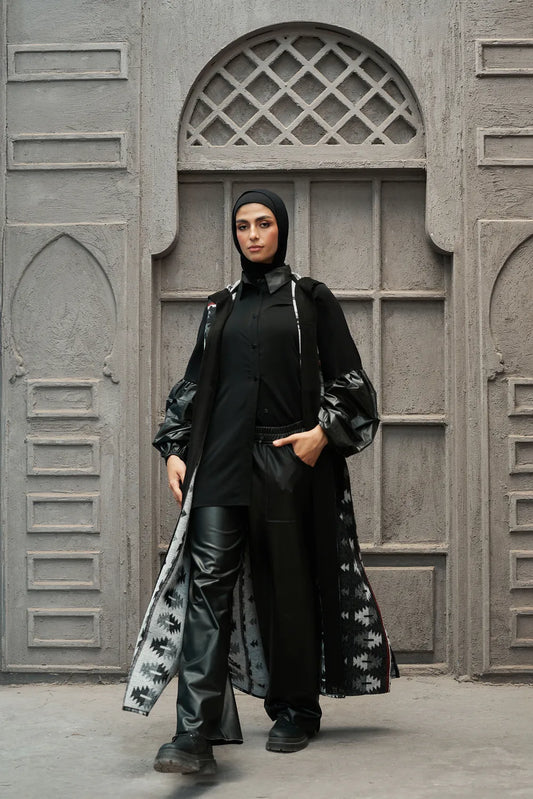 Women's Sleeveless suede cardigan in black – front view