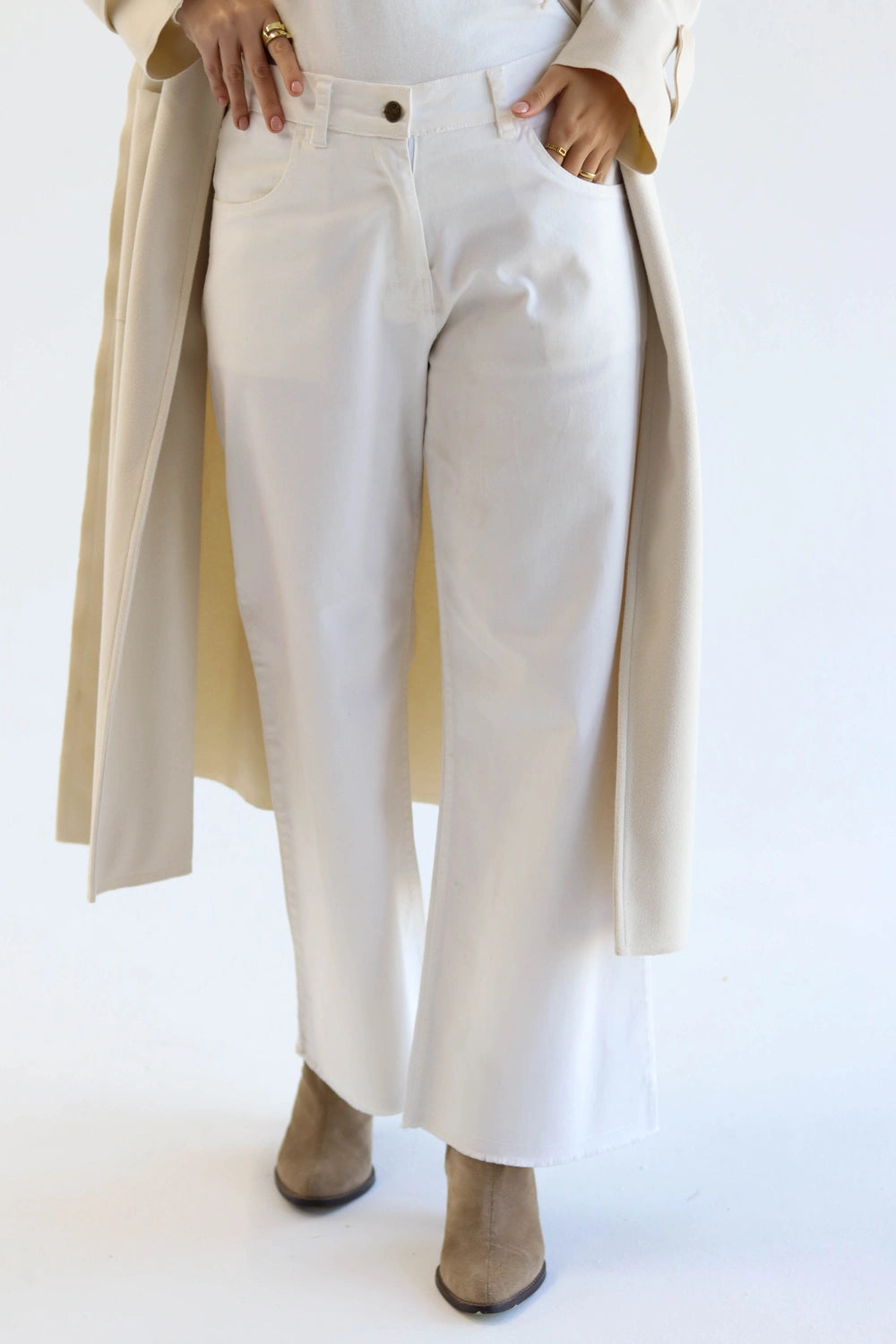 Woman wearing a white denim pants,