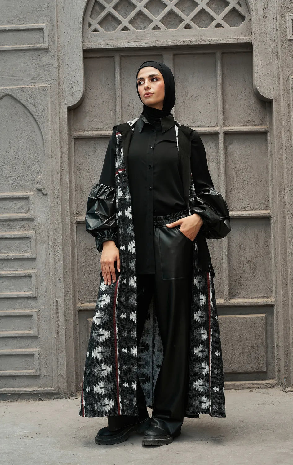 Women's Sleeveless suede cardigan in black – front view