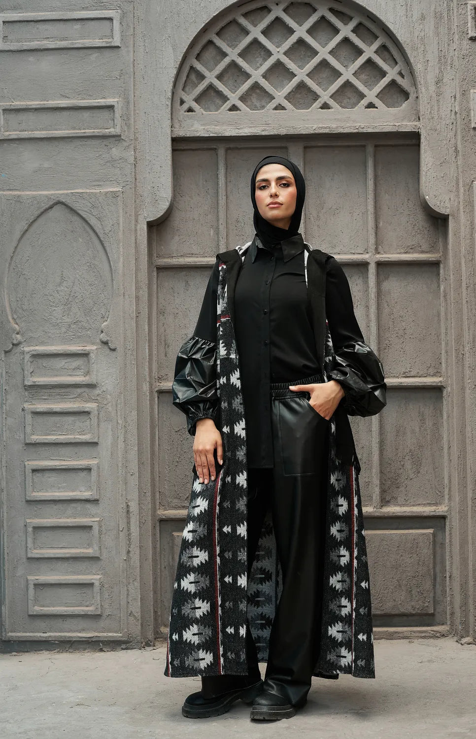 Women's Sleeveless suede cardigan in black – front view