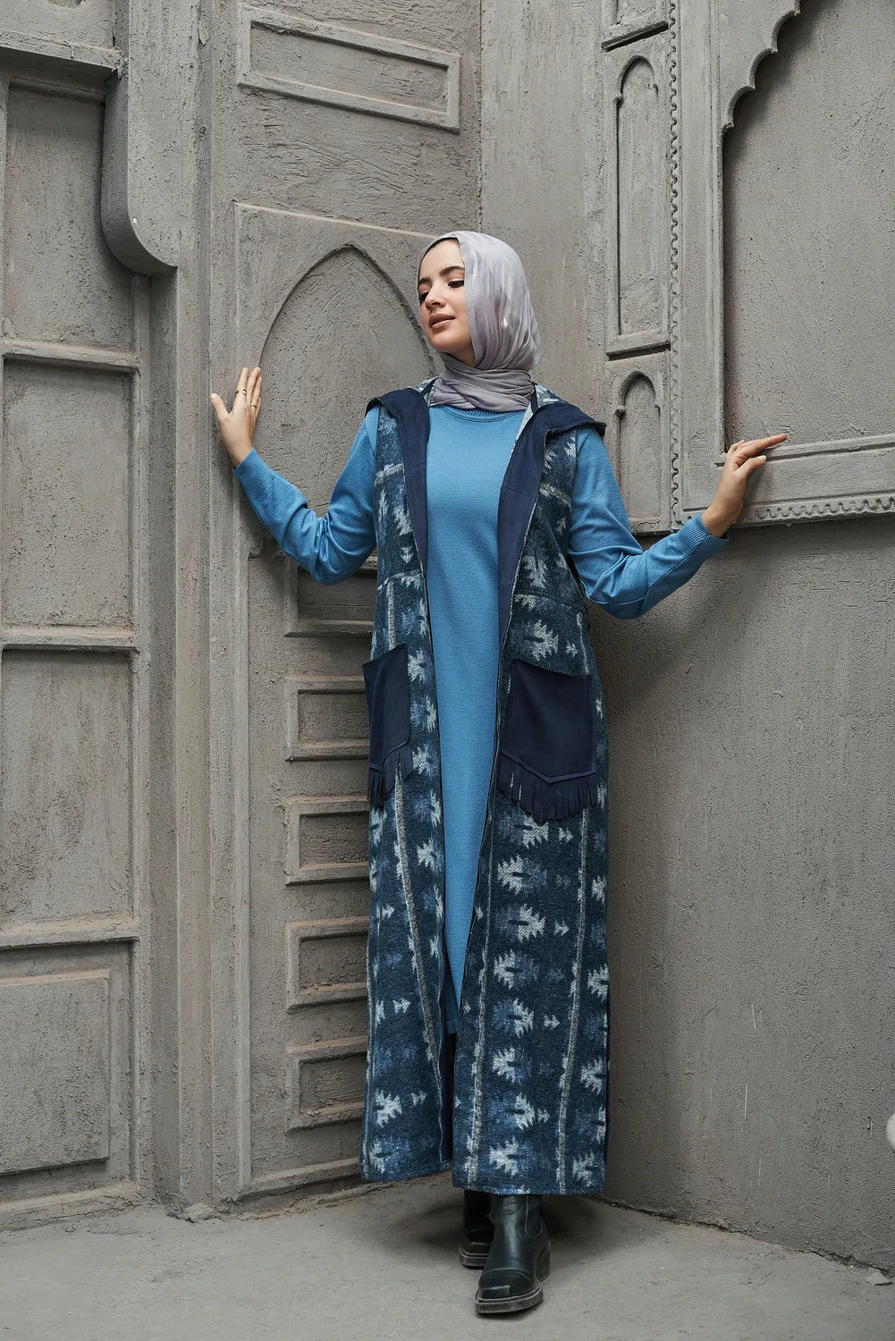 Women's Sleeveless suede cardigan in navy – front view